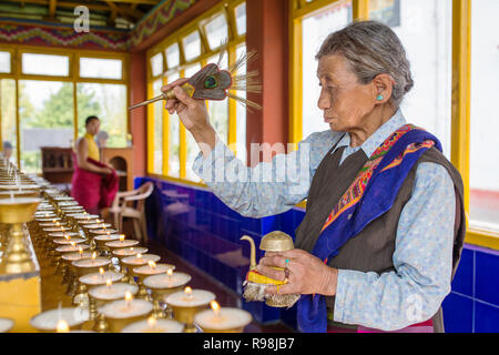 Gangtok, Indien - 3. Mai 2017: Unbekannter tibetischen betende Frau im buddhistischen Kloster Tsuglagkhang, Gangtok, Sikkim, Indien Stockfoto