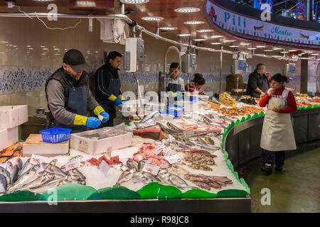 Barcelona, Spanien - 27. März 2018: Markt und Meeresfrüchte im Mercat de Sant Josep de la Boqueria, einem großen öffentlichen Markt in Barcelona, Spanien Stockfoto
