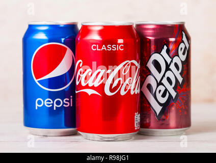 LONDON, UK - August 03, 2018: Aluminium Dosen Coca Cola und Pepsi und Dr. Pepper Soft drink auf Holz. Amerikanische multinationale Nahrungsmittel- und Getränkeunternehmen Stockfoto