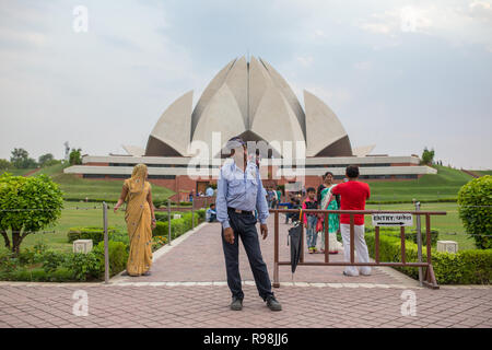 Delhi, Indien - 23. Mai 2017: Inder wachen Eingang zum berühmten Lotus Tempel oder Bahai Haus der Andacht in Neu Delhi, Indien. Stockfoto