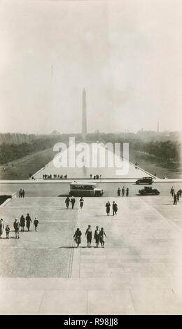 Antike c 1930 Foto des Washington Monument und einen reflektierenden Pool von den Stufen des Lincoln Memorial in Washington, DC. Quelle: original Foto Stockfoto