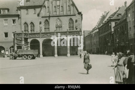 Antike c 1948 Foto, US Army truck vor dem Rathaus in Amberg Amberg, Bayern, Deutschland. Quelle: original Foto Stockfoto