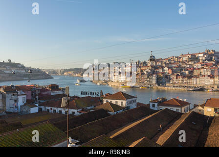 Porto, Portugal - Januaryt 19, 2018: Blick auf die Altstadt von Porto mit Seilbahnen und Boote auf dem Fluss Douro, Portugal Stockfoto