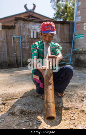 Chiang Rai, Thailand - Februar 8, 2017: Unbekannter ältere Akha Mann ist Rauchen traditionelle Tabak Pfeife im bergvolk der Akha Dorf im Norden Thail Stockfoto