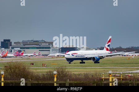 Flughafen Gatwick, Großbritannien - 09 Dezember 2018: einen British Airways Flugzeug Taxis nach der Landung am Flughafen London Gatwick Airport Gebäude im Hintergrund Stockfoto