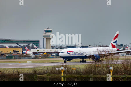 Einen British Airways Flugzeug Taxis nach der Landung am Flughafen London Gatwick, mit der Flugverkehrskontrolle im bacgkround. Stockfoto