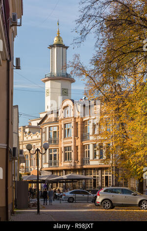 Ternopil, Ukraine - Oktober 19, 2017: Street Scene in Iwano-frankiwsk mit Rathaus Gebäude im Hintergrund Stockfoto