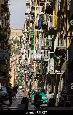 Neapel, Italien - Dezember 3, 2017: Gasse in der Altstadt von Neapel, Italien. Stockfoto