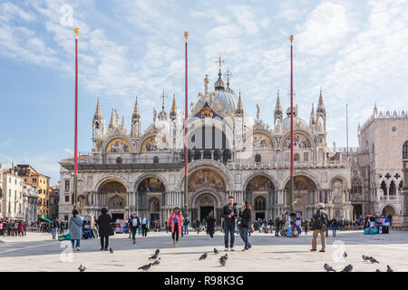 Venedig, Italien, 21. März 2018: Touristen in San Marco Platz am sonnigen Frühling in Venedig, Italien Stockfoto