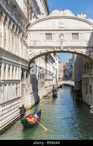 Touristen in Gondeln Segeln auf dem Rio de Palazzo o de Canonica Kanal unter der Seufzerbrücke oder Ponte dei Sospiri in Venedig, Italien. Stockfoto