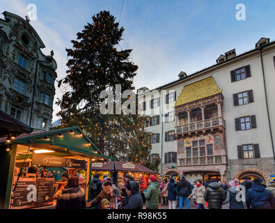 Innsbruck: Weihnachtsmarkt auf der Straße Herzog-Friedrich-Straße, Haus Goldenes Dachl (Golden Roof) in der Region Innsbruck, Tirol, Tirol, Österreich Stockfoto
