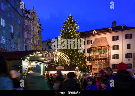 Innsbruck: Weihnachtsmarkt auf der Straße Herzog-Friedrich-Straße, Haus Goldenes Dachl (Golden Roof) in der Region Innsbruck, Tirol, Tirol, Österreich Stockfoto