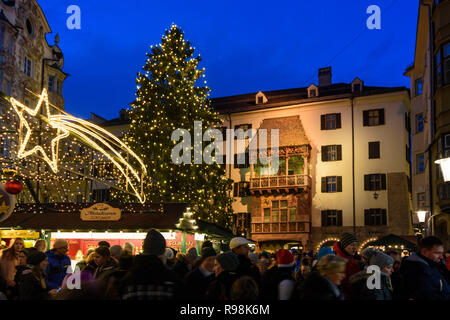 Innsbruck: Weihnachtsmarkt auf der Straße Herzog-Friedrich-Straße, Haus Goldenes Dachl (Golden Roof) in der Region Innsbruck, Tirol, Tirol, Österreich Stockfoto