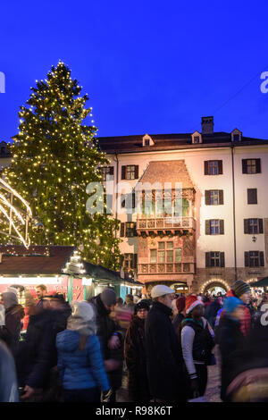 Innsbruck: Weihnachtsmarkt auf der Straße Herzog-Friedrich-Straße, Haus Goldenes Dachl (Golden Roof) in der Region Innsbruck, Tirol, Tirol, Österreich Stockfoto