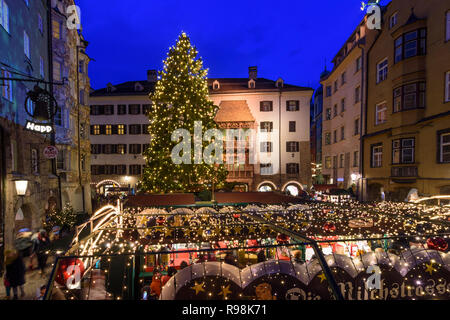 Innsbruck: Weihnachtsmarkt auf der Straße Herzog-Friedrich-Straße, Haus Goldenes Dachl (Golden Roof) in der Region Innsbruck, Tirol, Tirol, Österreich Stockfoto