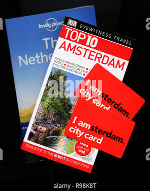 Lonely Planet, Eyewitness Travel Top 10 für Amsterdam, Holland, Niederlande zusammen mit I Amsterdam Cards, Niederlande Stockfoto