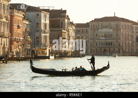 Venedig, Italien, 22. März 2018: Venezianische Gondoliere, Touristen auf der Gondel am Grand Canal in Venedig. Stockfoto