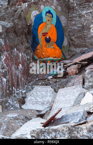 Lhasa, Tibet autonomen Region, China: Gemälde und mantra Inschriften auf den Felsen entlang des Pilgerweges Kora um den Potala Palast. Stockfoto