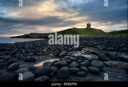 Dunstanburgh Castle im Morgengrauen, Northumberland, England Stockfoto