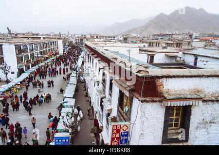 Lhasa, Tibet autonomen Region, China: Hohe Betrachtungswinkel von Menschen zu Fuß entlang einer der wichtigsten Straßen der Barkhor Bezirk. Stockfoto