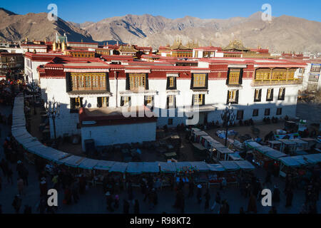 Lhasa, Tibet autonomen Region, China: Hohe Betrachtungswinkel und der tibetisch-buddhistischen Pilger zu Fuß rund um den Jokhang Tempel in Barkhor Platz. Den Jokhang Stockfoto