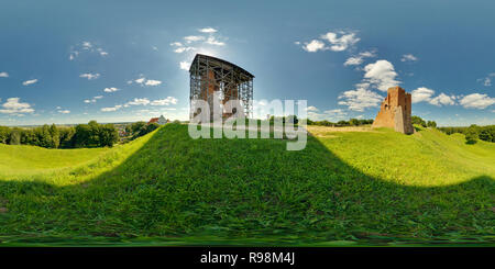 360 Grad Panorama Ansicht von NOVOGRUDOK, BELARUS - Juli 11, 2011: Panorama Ruinen der mittelalterlichen Ritter Burg auf dem Berg. 360 von 180 Grad nahtlose equirectangular equ