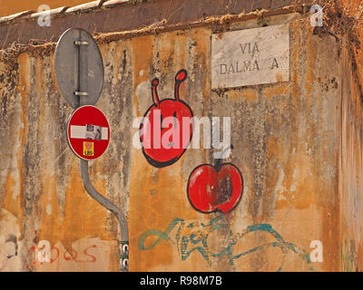 Fehler kein Eintrag Zeichen gegen rote runde Formen von Kunstwerken und Graffiti auf blass Ockerfarbene gestrichene Wand in der Via Dalmazia eine Straße in Pisa, Italien nebeneinander Stockfoto