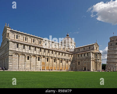 Die herrlichen Duomo di Pisa, unter blauem Himmel auf der Piazza dei Miracoli (Platz der Wunder) in Pisa, Toskana, Italien Stockfoto