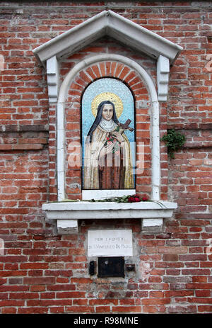 Religiöse Heiligtum und Sammelbox für wohltätige Arbeit in Venedig Stockfoto