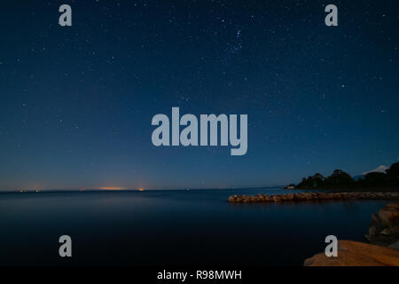 Regen der geminid Sterne zusammen mit dem Kometen Wirtanen, gefangen am Ufer des Sees Llanquihue Stockfoto