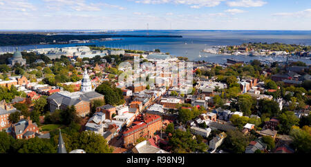 Die Naval Academy Kuppel und das Maryland Statehouse Gebäude zeigen oben links im Annapolis Skyline Stockfoto