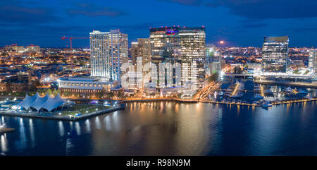 Die Gebäude sind in der Innenstadt in der städtischen Kern von Baltimore Maryland beleuchtet Stockfoto