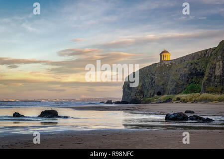 Dies ist Mussenden Temple am Rande eines Sea Cliff beim Downhill Beach in Nordirland Stockfoto