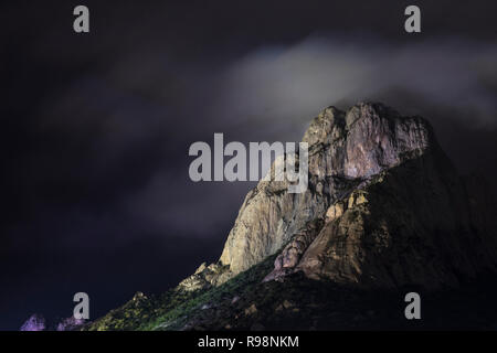 Night Shot von Peña de Bernal, der Dritthöchste Monolith in der Welt, in Queretaro, Mexiko Stockfoto