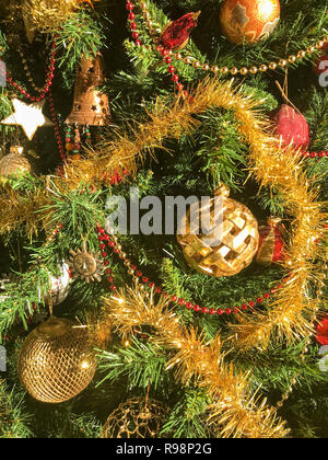 Verschiedene Dekorationen auf dem Weihnachtsbaum Stockfoto