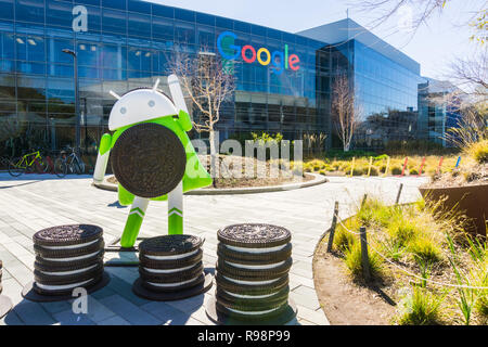 März 7, 2018 Mountain View/CA/USA - Android 8.0 'Oreo' ist die neueste Version des Android mobile Betriebssystem; Hier ist eine Statue an Stockfoto