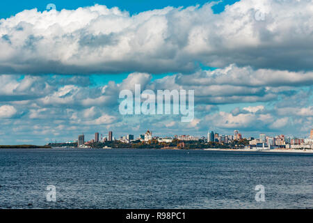 Blick auf die Stadt Chabarowsk aus dem Amur. Große Stadt am Horizont. Blauer Himmel mit Wolken. Stockfoto