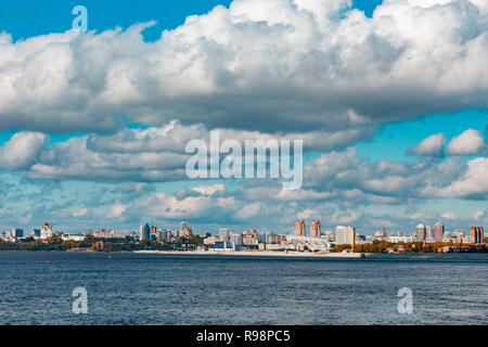 Blick auf die Stadt Chabarowsk aus dem Amur. Große Stadt am Horizont. Blauer Himmel mit Wolken. Stockfoto