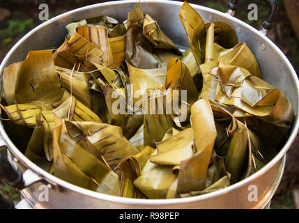 Gedämpften Speisen/Dessert aufgewickelt mit Banana Leaf in klebrigen Reis und Bananen nach Dampf Stockfoto