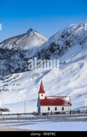 Reyniskirkja Kirche in den Snowy Mountains in der Nähe von Vik und Reyniskirkja Strand, im Winter in Island Stockfoto