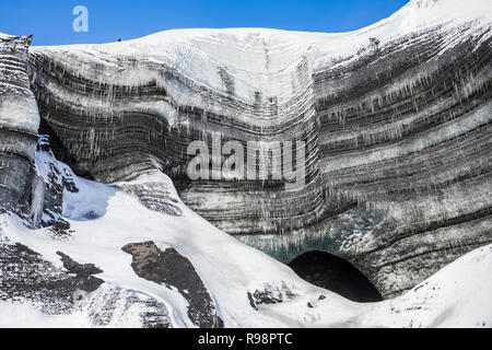 Eingang zu einem Eis Höhle in einer Nocke der Gletscher Myrdalsjökull, die auf Katla Vulkan sitzt, im Winter in Island Stockfoto