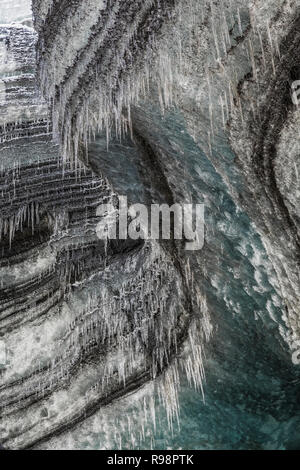 Eingang zu einem Eis Höhle in einer Nocke der Gletscher Myrdalsjökull, die auf Katla Vulkan sitzt, im Winter in Island Stockfoto