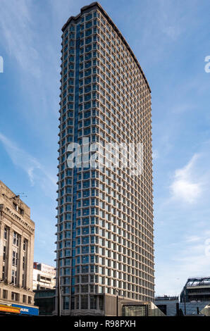 Mittelpunkt ist ein Gebäude im Zentrum von London, bestehend aus einem 33-stöckigen Turm in Tottenham Court Rd, Bloomsbury, London W1, England Stockfoto