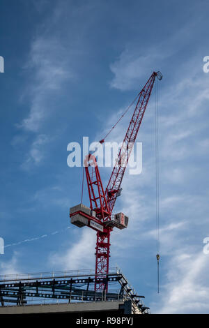 Hohe Baustelle Rot Kran in einem neuen Gebäude in der Nähe des Mittelpunkts, London W1, England gebaut wird, Stockfoto