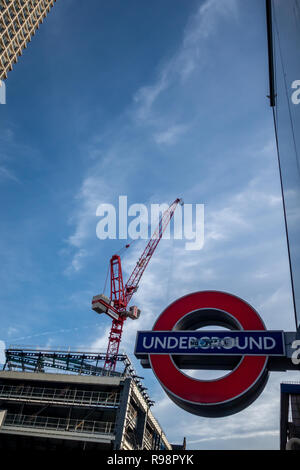 Hohe Baustelle Rot Kran in einem neuen Gebäude in der Nähe des Mittelpunkts, London W1, England gebaut wird, Stockfoto