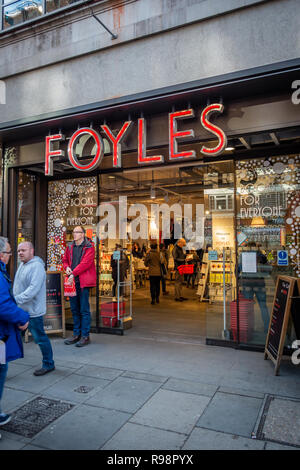 3D-rot auf Silber name Zeichen auf den Shop vor der Buchhandlung Foyles Charing Cross Road, Soho, London, England Stockfoto