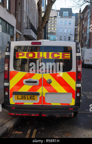 Ein Polizei Fahrzeug außerhalb der British Transport Police Station bei 16 Whitfield Street, Westminster, London W 1 geparkt Stockfoto
