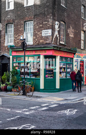 Pollock's Toy Museum Shop Fassade im Scala St, Bloomsbury, London W1, England Stockfoto