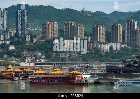 CHONGQING, CHINA - 19. SEPTEMBER: Blick auf den Fluss der Boote bei Chaotianmen Dock mit Hang städtischen Gebäude am 19. September 2018 in Chongqing Stockfoto