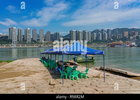 CHONGQING, CHINA - 19. SEPTEMBER: Hierbei handelt es sich um einen Fischer Pier in der Nähe der Chaotianmen Dock auf dem jialing am 19. September 2018 in Chongqing Stockfoto